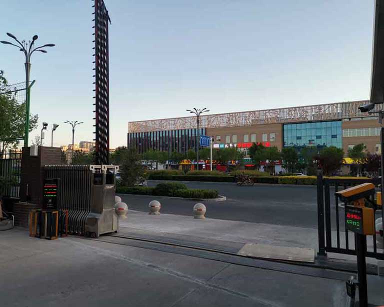 內蒙古第二地質中學+中置式道閘+小精靈+01車牌識別