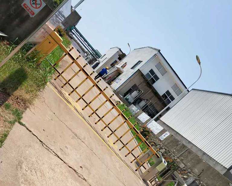 江西三元藥業(yè)有限公司進入生產區(qū)通道+三輥閘+單層柵欄道閘