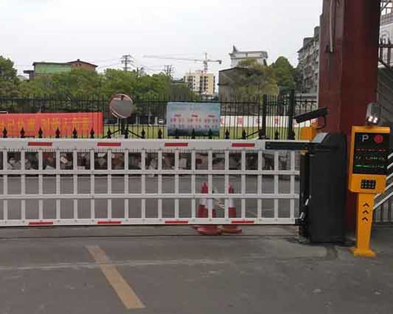 湖南省益陽市赫山區(qū)十三中學+道閘門+ist06